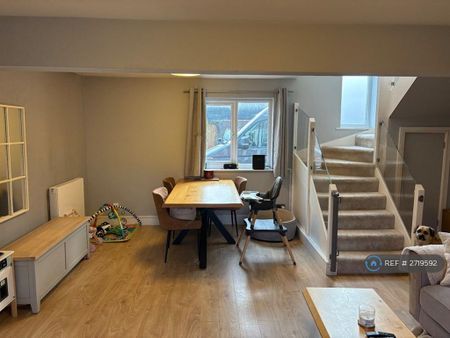 3 bedroom semi-detached house to rent - Photo 2