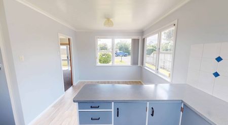 Springvale - 3 Bedrooms - Photo 2