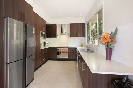 Spacious & Light-Filled Home With Leafy Outlook - Photo 5