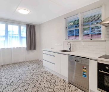 Beautifully renovated 3-bedroom family home. - Photo 3