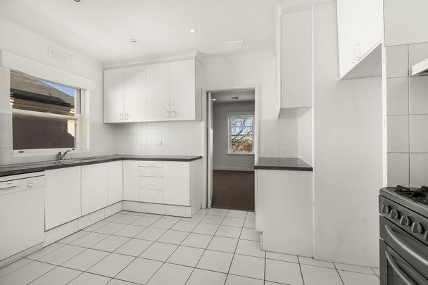 Large Toorak Apartment Offering Space, Style & Village Convenience - Photo 1