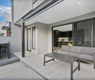 Beautiful 3 Bedroom Home in Sunshine Cove! - Photo 2