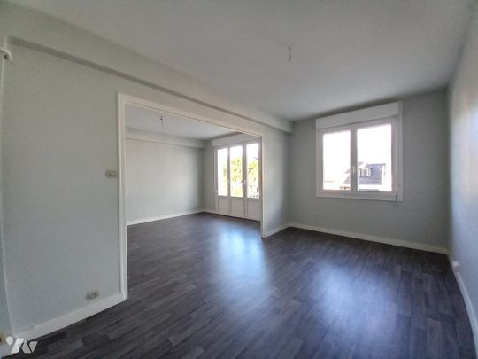 Rue de Nantes, au 1er étage. Lumineux appartement de 78 m² composé d'un salon-séjour avec BALCO... - Photo 1