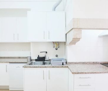 Room in a shared 8-bedroom apartment for rent in Lisbon - Photo 5