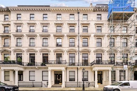 An impressive recently refurbished two bedroom apartment within a stunning period building located on a prime Knightsbridge garden square. - Photo 2