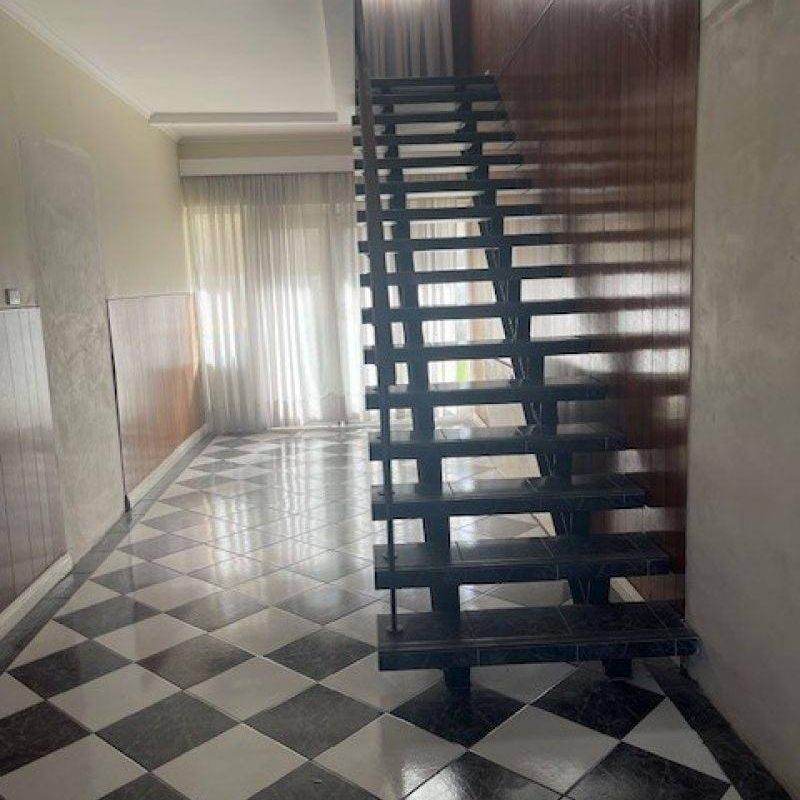 Upstairs 3 Bedroom Unit/Apartment close to all Amenities - Photo 1