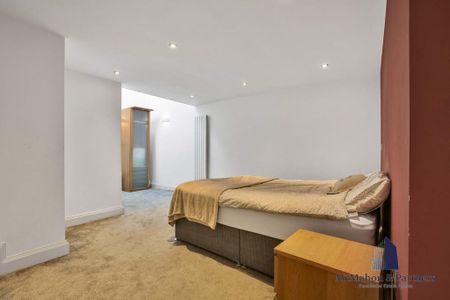 3 bedroom mews to rent - Photo 4