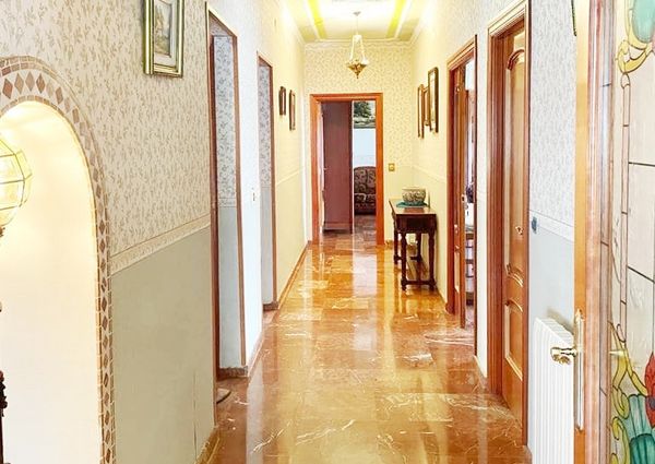 LONG TERM RENTAL. Spacious villa with 6 bedrooms for rent.