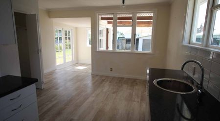 Tidy three bedroom house - Photo 4