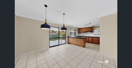 $900 Includes Pool Maintenance. Generous 5-Bedroom Home with Pool in Prime Sunnybank Hills Location - Photo 2