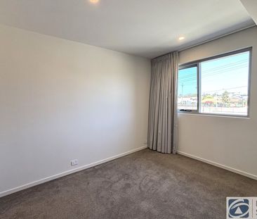 Modern Two-Bedroom Apartment with Resort-Style Amenities in Central... - Photo 4