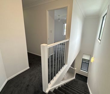 Central Location - 4 bedroom 2.5 bathroom townhouse - Photo 3