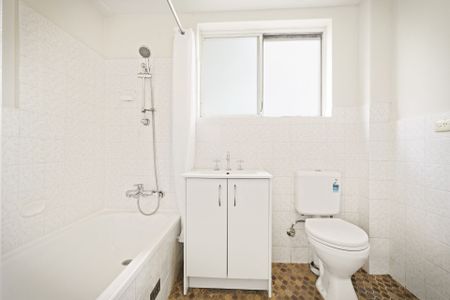 Charming 2-Bedroom Unit in Convenient Minto Location - Photo 5