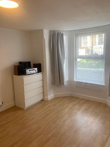 1 Bed Flat, Vicarage Road, E10 - Photo 3