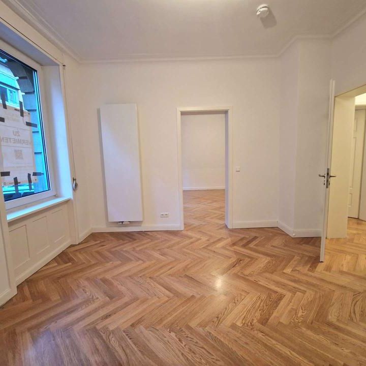 Sanierte Altbauwohnung mit großzügiger Terrasse und Wintergarten - Photo 1