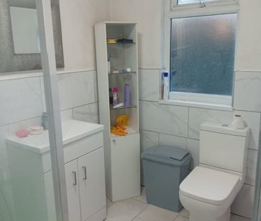 Room in a Shared House, Victoria Road, IG11 - Photo 2