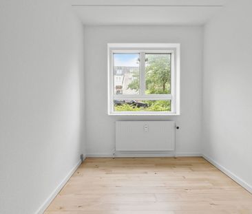 Centralt beliggenhed, med gratis parkering samt hyggeligt gårdmiljø. - Photo 2