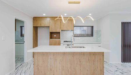 Beautiful Multi Generational Living Just minut... - Photo 3