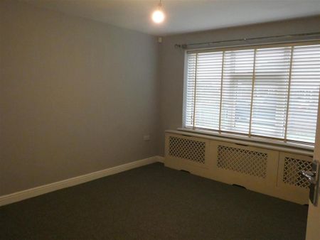 3 bedroom semi-detached bungalow to rent - Photo 4