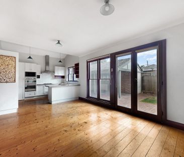 LARGE FAMILY HOME IN PRIME LOCATION - Photo 5