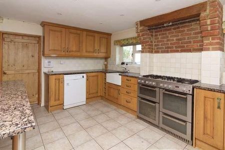 Newton Longville - A Fully Redecorated Detached Cottage In Tranquil Village, MK17 - Photo 2