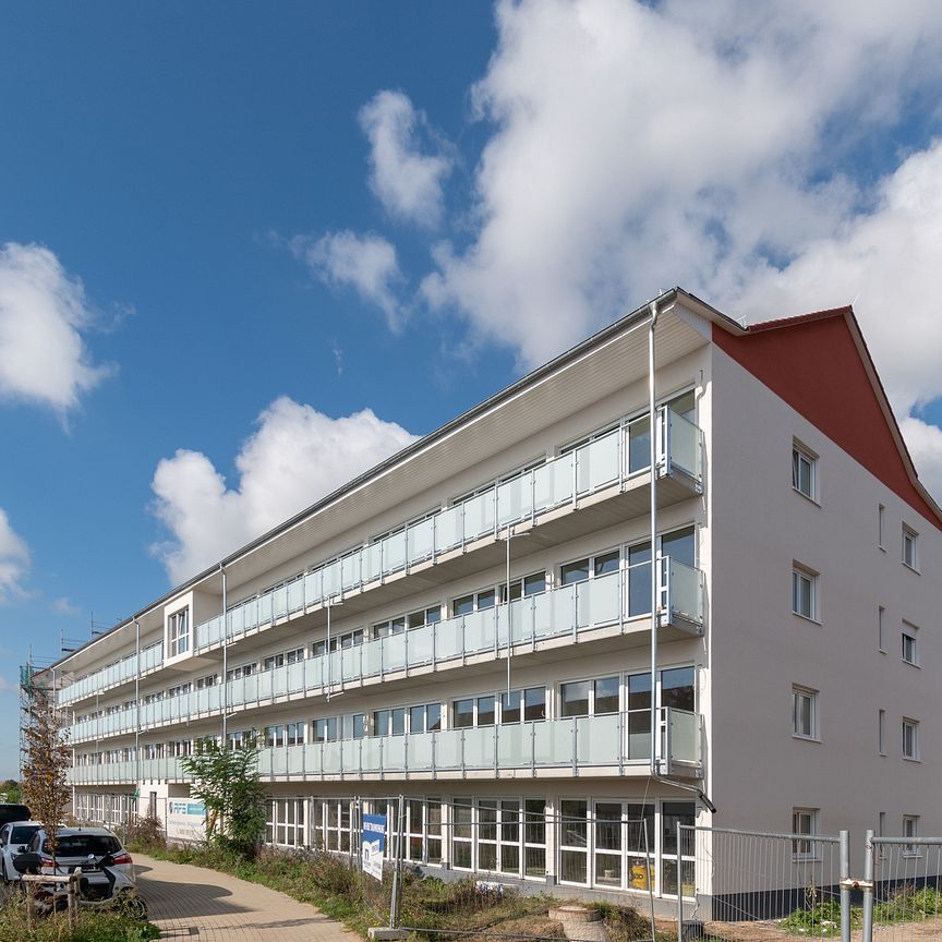 WOHNTRAUM MIT AUSBLICK // Komfortable 3-Raum-Wohnung inklusive Südbalkon & PKW-Stellplatz - Photo 1