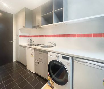 Stylish inner-city studio in prime student location - Photo 2