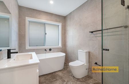 MODERN THREE BEDROOM TOWNHOUSE - Photo 4