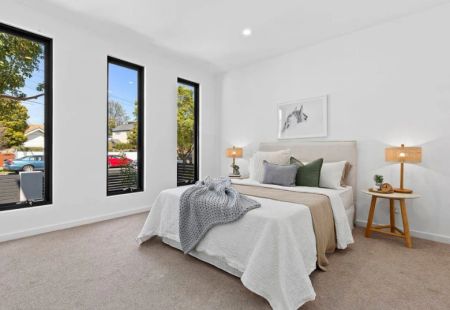 Modern Coastal Living - 4 Bed, 3 Bath Townhouse in Prime Parkdale Location - Photo 5