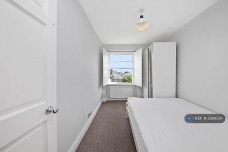 4 bedroom flat to rent - Photo 2