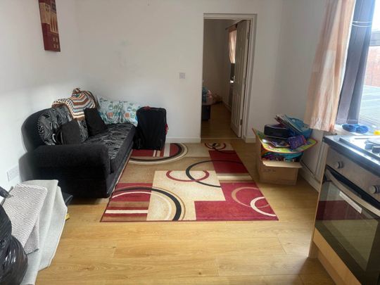 1 Bed Flat, Melton Road, LE4 - Photo 1