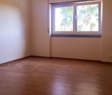 Spacious 3-bed home with garden & pool in quiet Guincho area - Photo 4