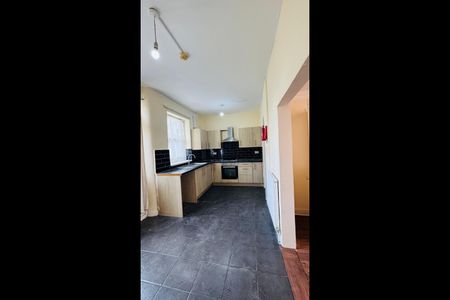 3 Bed End Terrace, Lambourne Road, IG3 - Photo 5