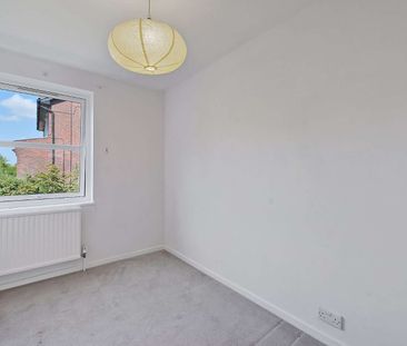 A light and well-positioned apartment in a much sought after privat... - Photo 3