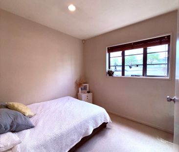 Stylish Townhouse with Outside Area & Double Garage - Photo 2