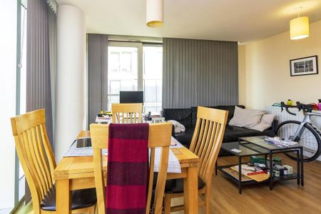 2 bedroom flat to rent - Photo 2