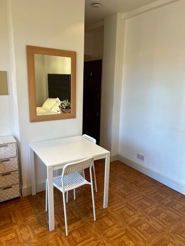 Studio Flat, Hallam Street, W1W - Photo 4