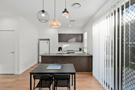 4 Bedroom Home - Walk to the Station! - Photo 2