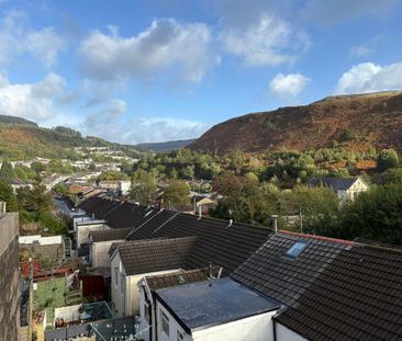 3 bedroom end of terrace house to rent - Photo 2