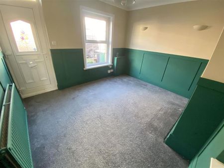 3 bedroom end of terrace house to rent - Photo 2