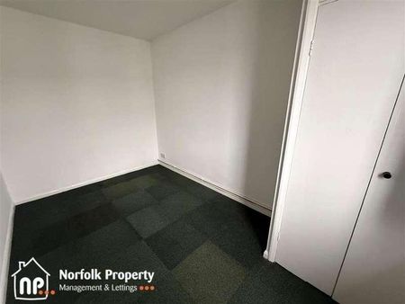 Cromer Road, NR6 - Photo 3