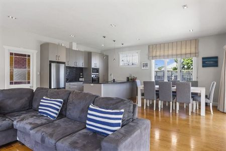 Charming Onehunga Family Home - Photo 3