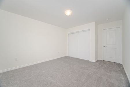 For Lease - 16 Ravenscraig Place, Innisfil, Ontario - Photo 2