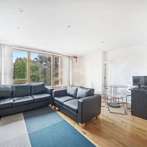 Modern 2 bed 2 bath property within a secure new development - Photo 1