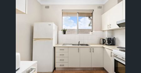 Double Brick Apartment - Spacious Top-Floor Apartment - Photo 3