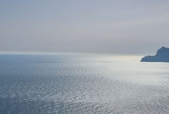 For rent: spacious apartment with 3 bedrooms and sea views.