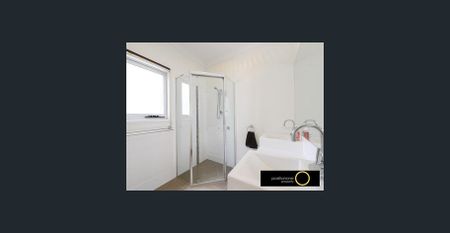 Modern Three-Bedroom Home with Private Courtyard. - Photo 4