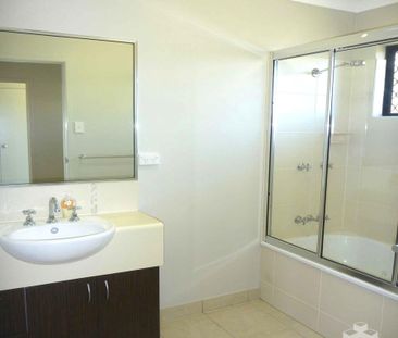 Quiet spacious family home - Photo 4