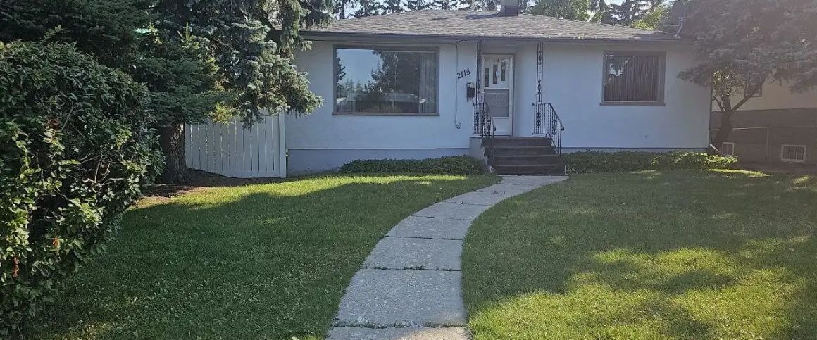 4 Bed Banff Trail House with Garage Near UCalgary/LRT — 4 Bedrooms House - Photo 1