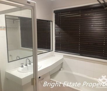 Charming Single-Level Home in Runcorn - Photo 2